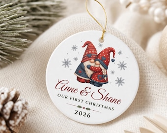 Premier Noël des couples - Gnome - Ornement en céramique personnalisé avec noms - Souvenir de Noël pour jeunes mariés - Cadeau romantique