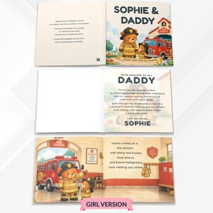 Może przedstawiać: Książka obrazkowa dla dzieci zatytułowana Sophie & Daddy z ilustracjami dw&oacute;ch niedźwiedzi ubranych jak strażacy. Strony zawierają tekst o ojcu pracującym w remizie, w tym czerwony w&oacute;z strażacki, budynek remizy oraz serdeczne wiadomości napisane do ojca przez dziecko o imieniu Sophie.