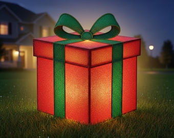 Op de afbeelding: Een grote, verlichte rode geschenkdoos met een groene strik en lint, geplaatst op een grasveld 's nachts. De doos is van binnenuit verlicht, waardoor een warme gloed ontstaat. Een huis en een maan zijn zichtbaar op de achtergrond.