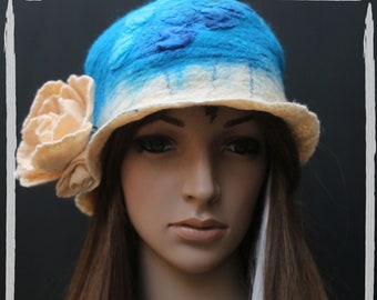Chapeau femme écru et bleu en feutre artisanal et soie "Marlène"