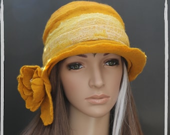 Chapeau femme ocre en feutre artisanal et gaze de coton "Sunny"