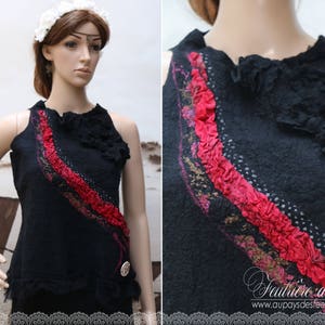 Peut inclure: Top noir sans manches avec un motif floral rouge et or. Le haut est en laine feutrée et a un aspect texturé unique.