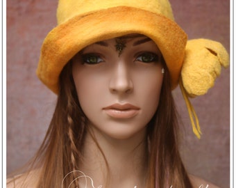 Yellow ochre women's hat in hand-dyed hand-dyed felt "Anardil"