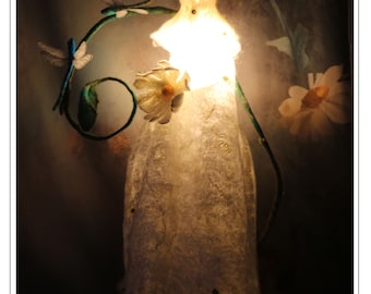 Lampe robe en feutre artisanal, blanc cassé, vert, turquoise, jaune « Conte de la Mare au Fées »