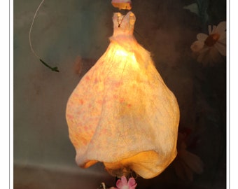 Lampe robe en feutre artisanal, blanc cassé, rose et vert « Romantisme enchanté »