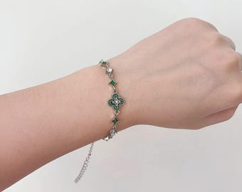 Lucky Green Clover Bracelet, Dainty Four Leaf Clover Jewelry, Emerald Green Flower Charm Bracelet, Minimalist Lucky Charm Gift for Her