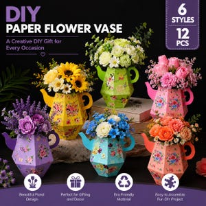 Op de afbeelding: Een verzameling van zes kleurrijke DIY papieren bloemenvazen, elk in de vorm van een theepot en gevuld met kunstbloemen. De vazen zijn in verschillende kleuren, waaronder geel, groen, roze, paars, blauw en perzik, en hebben bloempatronen. Tekst op de afbeelding luidt "DIY PAPER FLOWER VASE".