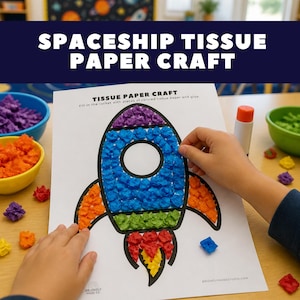 Può includere: Un progetto di artigianato di razzi di carta velina. Il razzo è riempito di carta velina blu, arancione, verde e rossa. Il testo "SPACESHIP TISSUE PAPER CRAFT" è in alto. Una mano sta mettendo la carta velina sul razzo.