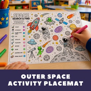 Op de afbeelding: Een activiteit placemat over de ruimte met een "Space Search & Find" spel. De placemat toont een raket, astronaut, planeten, UFO's en aliens. Een hand kleurt de placemat met een roze stift. De tekst "Outer Space Activity Placemat" staat onderaan.