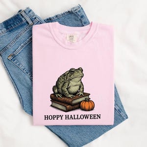 Frog Stack Books Shirt Animals Halloween Gift Women Vintage Tee Toad T-Shirt Creature Fan Retro Tshirt Spooky Graphic Hand Drawn Pumpkin
