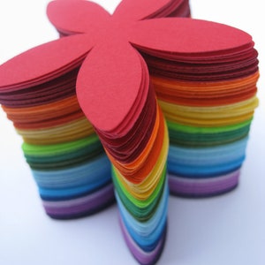 50 flores de arco-íris, cartolina. 2 polegadas. Outras cores e tamanhos disponíveis. PEDIDOS PERSONALIZADOS são bem-vindos. ROYGBIV