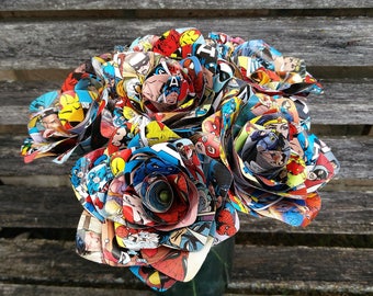 Puede incluir: Un ramo de rosas de cómic hechas de páginas de cómics coloridas con superhéroes. Las rosas están dispuestas en un jarrón.