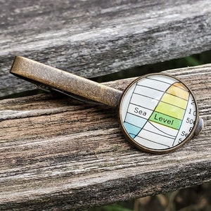 Vintage kaart dasspeld. Regenboogkaartsleutel. Cadeau bruiloft, bruidegom, bruidsjonkers, vader, eerste verjaardag, verjaardag. Reizen bruiloft. Trotscadeau