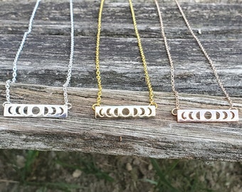 Colar com Fases da Lua. ESCOLHA SUA COR. Presente para Aniversário, Natal, Presente para a Mãe. Colar com Lua