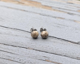 Zarte Petoskey-Ohrstecker. 6 mm. Fossilisierte Koralle. Geschenkidee: Hochzeit, Jahrestag, Weihnachten, Muttertag, Geburtstag.