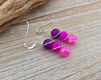 Boucles d'oreilles ombrées rose pourpre. Boucles d'oreilles avec fil. Cadeaux pour femmes, cadeaux pour elle. Cadeau d'anniversaire, boucles d'oreilles en perles. Boucles d'oreilles framboise
