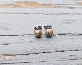 Zarte Petoskey-Ohrstecker. 6 mm. Fossilisierte Koralle. Geschenkidee: Hochzeit, Jahrestag, Weihnachten, Muttertag, Geburtstag.