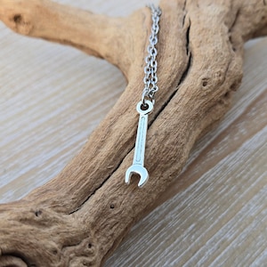 Collier clé, argent. Cadeau pour papa, maman, cadeau d&#39;anniversaire. Cadeau pour elle, cadeau pour lui. Collier à outils