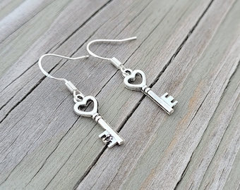 Pendientes de llave de plata. Regalo de boda, dama de honor, mamá, regalo de aniversario, regalo de cumpleaños. Pendientes de corazón