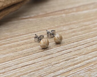 Zarte Petoskey-Ohrstecker. 6 mm. Fossilisierte Koralle. Geschenkidee: Hochzeit, Jahrestag, Weihnachten, Muttertag, Geburtstag.
