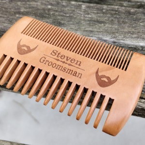 Peut inclure: Un peigne &agrave; barbe en bois avec une inscription personnalis&eacute;e qui dit "Steven Groomsman" et comporte deux ic&ocirc;nes de barbe.