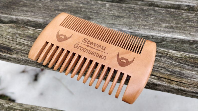 Peut inclure: Un peigne &agrave; barbe en bois avec une inscription personnalis&eacute;e qui dit "Steven Groomsman" et comporte deux ic&ocirc;nes de barbe.