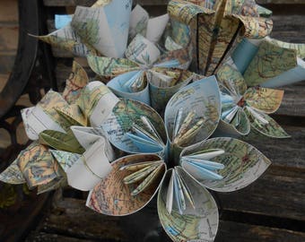 Ramo de flores de papel de mapa vintage. Mapas del mundo. Origami Kusudama, rosas, flores de lirio. Primer Aniversario, Regalo, Cumpleaños, Centro de Mesa, Boda