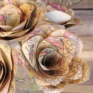 Six roses anciennes en papier pour carte. Bouquet fait main. Anniversaire, anniversaire, mariage, décoration d'intérieur. Demi-douzaine