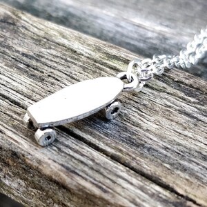 Collar de patineta, plata. Regalo de bodas, padrinos de boda, cumpleaños, dama de honor, regalo de aniversario. Niños