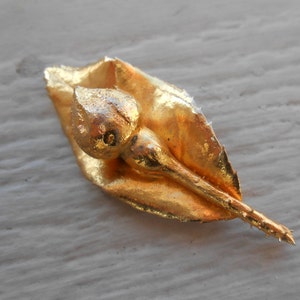 Bouton de rose vintage et épingle en forme de feuille. Trempé dans l&#39;or. Anniversaire, cadeau pour maman. Cadeau pour elle, épingle rose