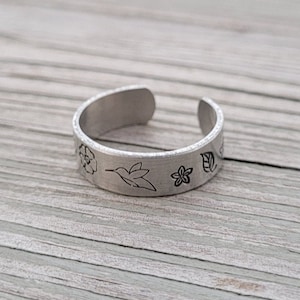 Ring kolibrie, vlinder en bloem. Verstelbaar. Cadeau voor verjaardag, kerst, cadeaus voor haar, cadeau voor moeder. Met de hand gestempeld