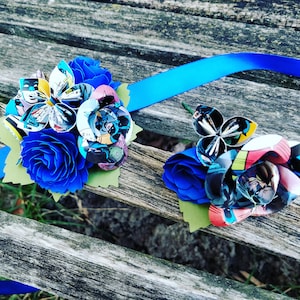 Zestaw komiksowy Corsage & Boutonniere. Wybierz swoje komiksy, kolory. Corsage na nadgarstek lub przypinany. Śluby, bale maturalne, bale maturalne, druhny, matki