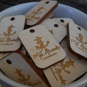 50 etichette "IL TUO LOGO". Etichette personalizzate per negozi. Legno inciso al laser. Ordini personalizzati benvenuti.