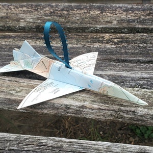 Ornement d'avion de carte. Décoration F-16. Maison de vacances, décoration de Noël. Cadeau d'anniversaire, premier anniversaire. Cartes anciennes