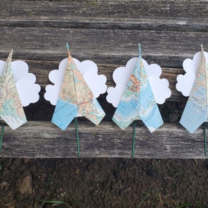 Boutonniere di aeroplani di carta con mappa. Matrimonio, ballo di fine anno, testimoni, sposo. Origami. Boutonniere con mappa