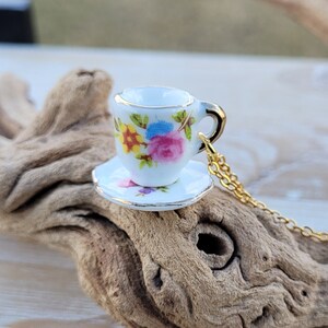 Collar de taza de té. Regalos para ella, regalo para mamá, regalo de aniversario. Cumpleaños. Alicia en el país de las Maravillas. imagen 4