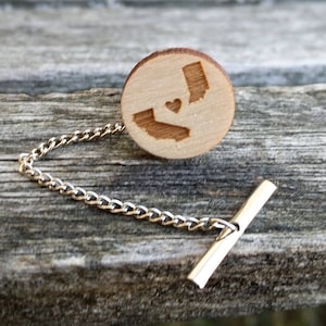 Alfiler de corbata personalizado con el nombre del estado. Elija su estado. Madera grabada con láser. Boda, novio, quinto aniversario, Navidad.