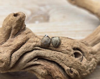 Zarte Petoskey-Ohrstecker. 6 mm. Fossilisierte Koralle. Geschenkidee: Hochzeit, Jahrestag, Weihnachten, Muttertag, Geburtstag.