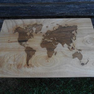 Snijplank wereldkaart, groot. Lasergegraveerd. Cadeau voor vader, Vaderdag, bruiloft, Kerstmis, bruidegom. Reizen, bruid bruidegom, rustiek decor