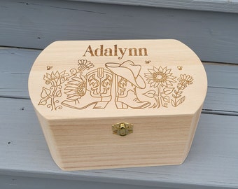 Caja de recuerdos infantil personalizada. Cofre del tesoro. Joyero infantil. Caja de tarjetas para bodas.