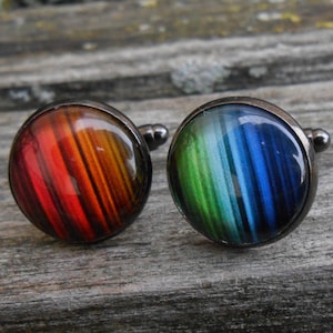 Regnbågsfärgade manschettknappar. Bröllop, herrjulklapp, marskalkar, pappa, årsdag, födelsedag, ROYGBIV, Gay Pride