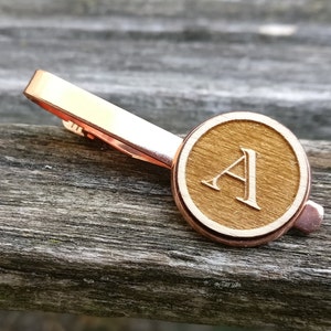 Alfiler de corbata con monograma personalizado. ¡ELIGE TU LETRA! Grabado con láser. Regalo para bodas, hombres, padrinos de boda, papá. Aceptamos pedidos personalizados.