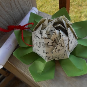Partitura personalizzata SCROLL Lotus. Primo anniversario, regalo per lei, regalo per lui. Fiori per voti nuziali. Fiori lirici