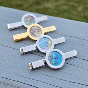 Dasspeld met aangepaste kaart. Cadeaus voor hem, cadeau eerste verjaardag, cadeaus voor mannen, verjaardagscadeau, cadeau bruidsjonker, cadeau bruidegom, cadeau voor papa