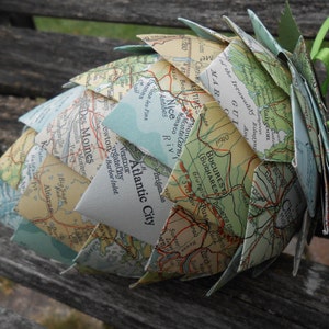 Ornamento a forma di pigna in carta con mappa vintage. Decorazione, Natale, regalo, compleanno, anniversario, matrimonio.