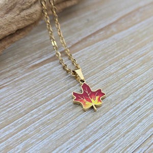 Ahornblatt Halskette.  SILBER ODER GOLD. Geschenk für sie, Geschenk für Mama, Geschenk zum Jahrestag. Geburtstagsgeschenk. Rotes Ahornblatt. Herbst Halskette