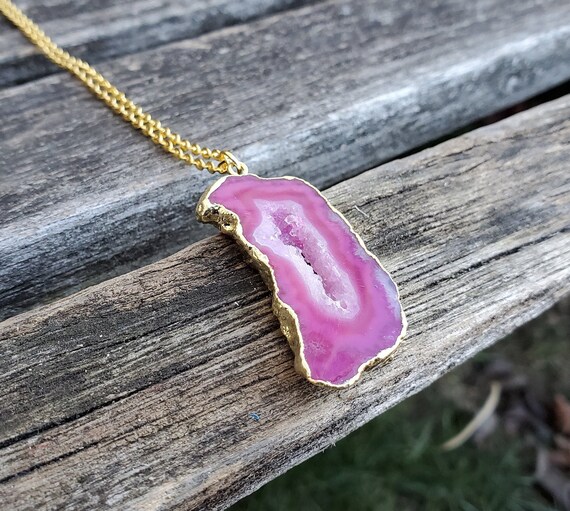 Collier Fuchsia Avec Pendentif En Agate - Neuf Avec étiquettes, Marque Le Serpent Rouge