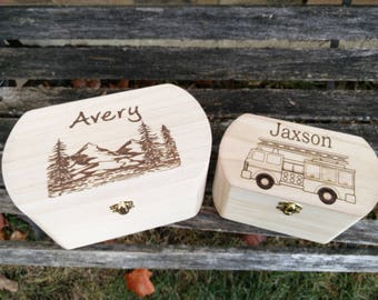 Caja de recuerdos infantil personalizada. Cofre del tesoro. Joyero infantil. Caja de tarjetas para bodas.