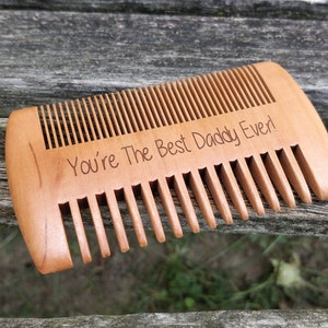 Peut inclure: Un peigne en bois avec les mots "You're The Best Daddy Ever!" grav&eacute;s dessus.