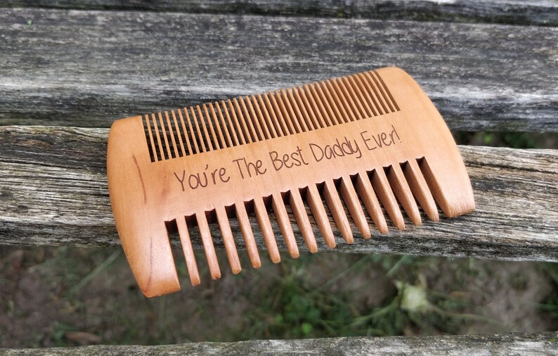 Peut inclure: Un peigne en bois avec les mots "You're The Best Daddy Ever!" grav&eacute;s dessus.